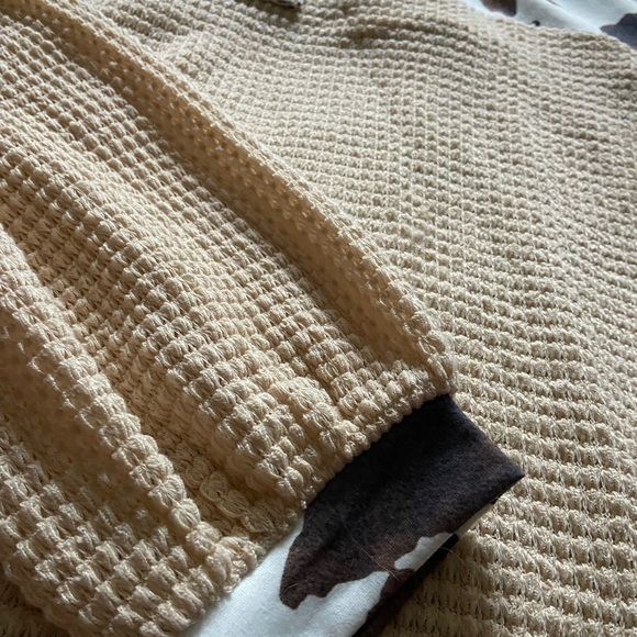 Long Sleeve Cow-print Shirt/Sweater - Picture 7 of 8